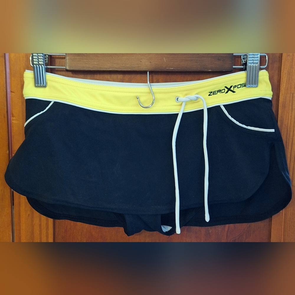 ZeroXposur Women's Black and Yellow Skort
